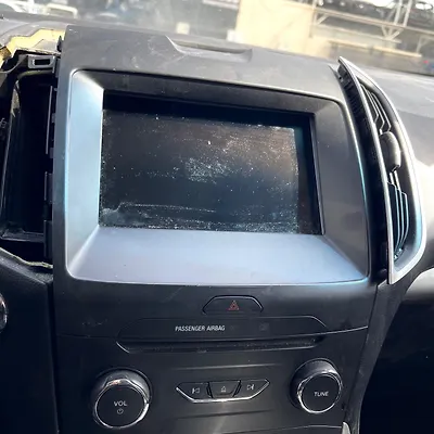 Info-gps-tv screen - 2015 Ford Edge SEL