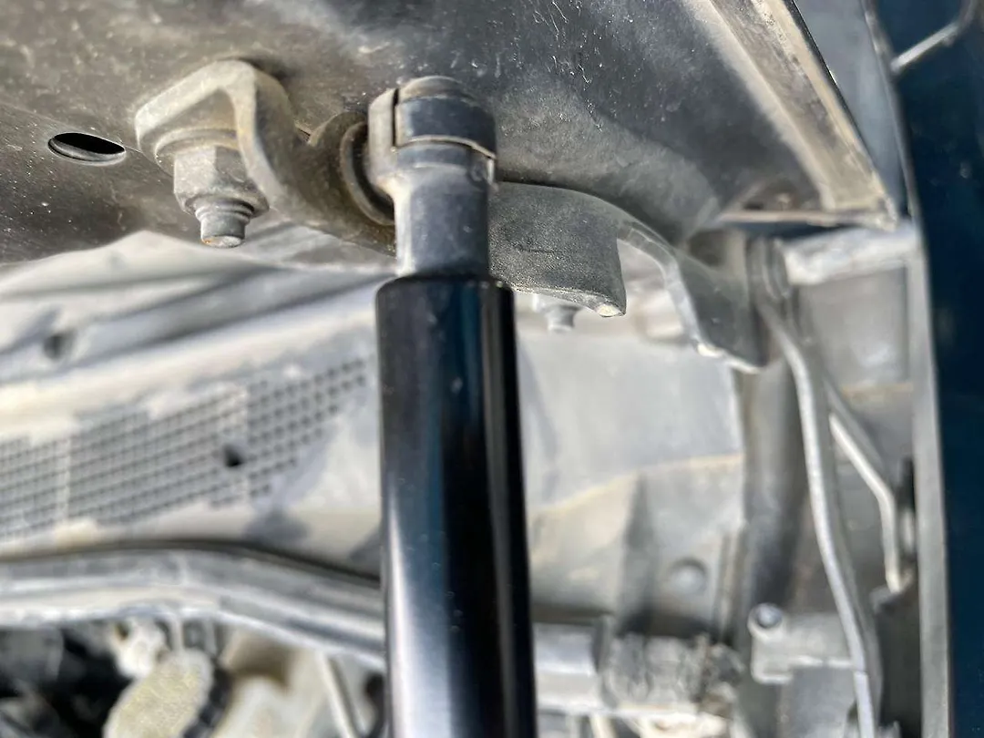 Bonnet Jumping - 2010 Nissan Armada