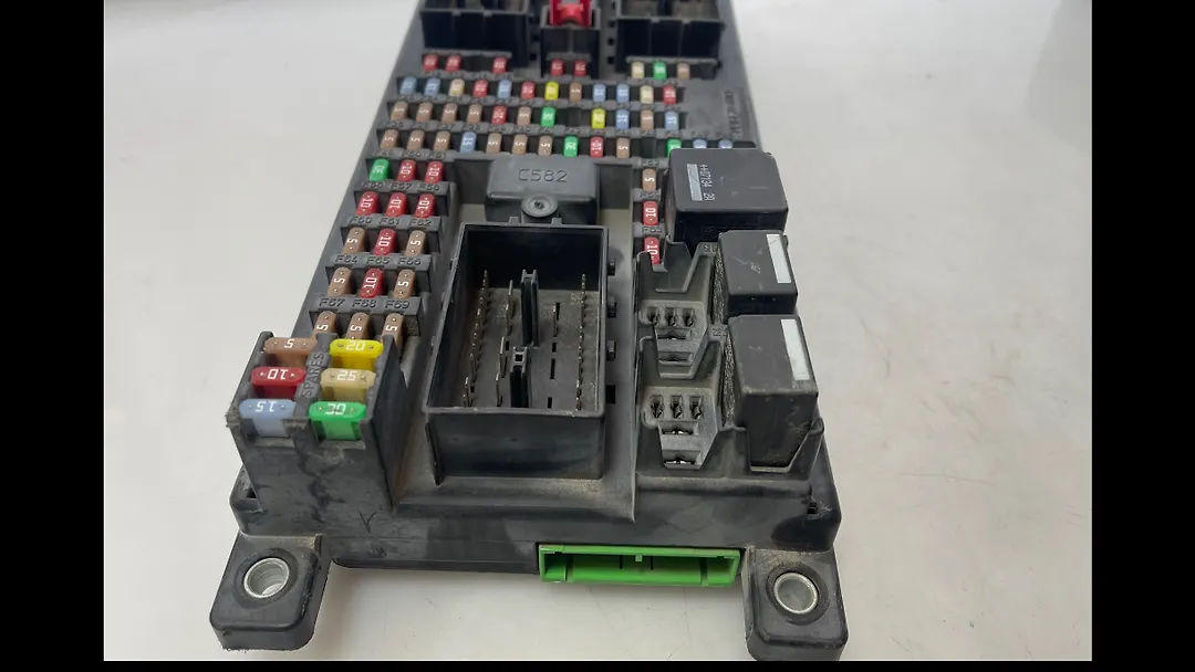 Fuse box - 2008 Land Rover LR3
