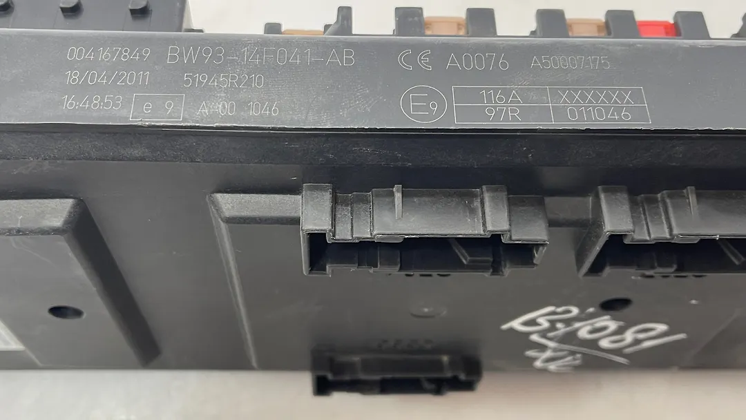 Fuse box - 2011 Jaguar XJL