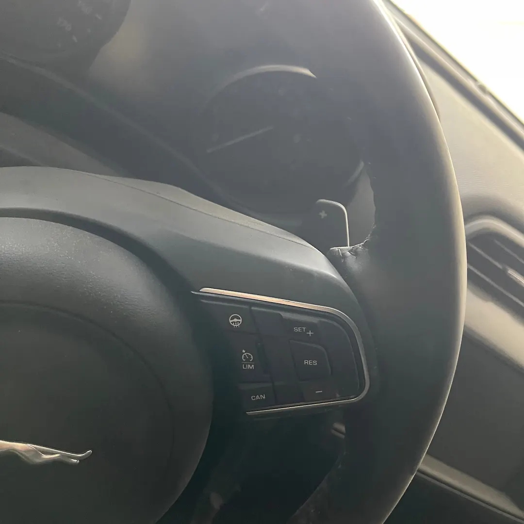 Steering wheel - 2018 Jaguar XE