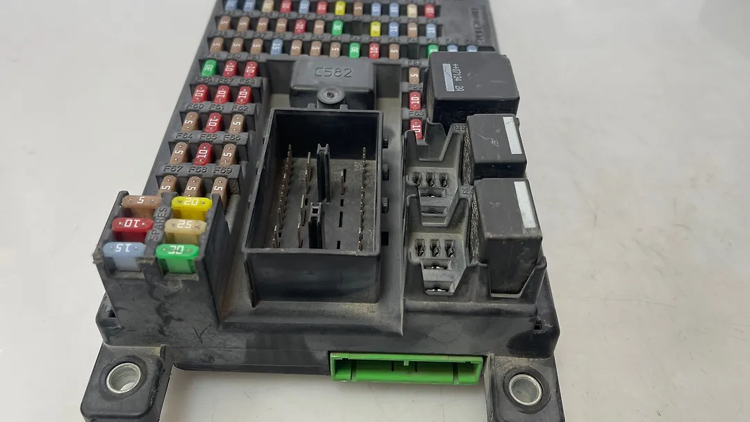 Fuse box - 2007 Land Rover LR2