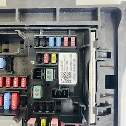Fuse box - 2021 GMC Yukon SLT