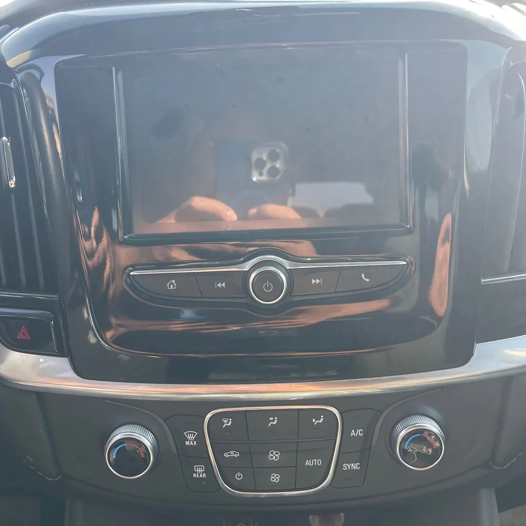 Info-gps-tv screen - 2019 Chevrolet Traverse LS