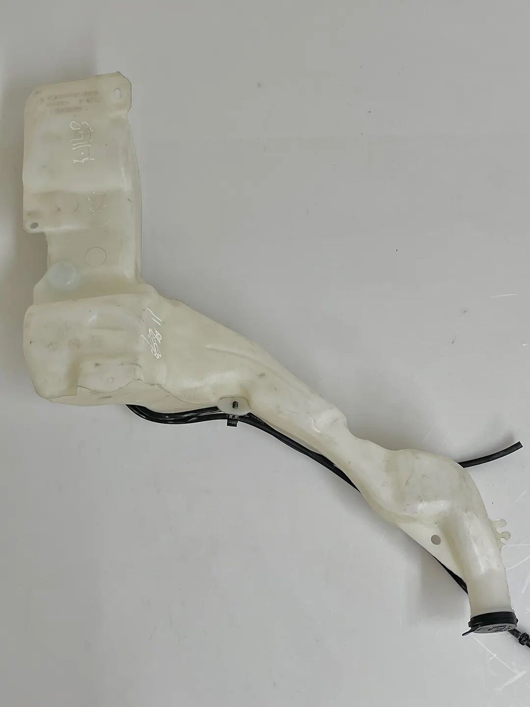 Windshield washer tank - 2018 Cadillac CTS Luxury (AWD)
