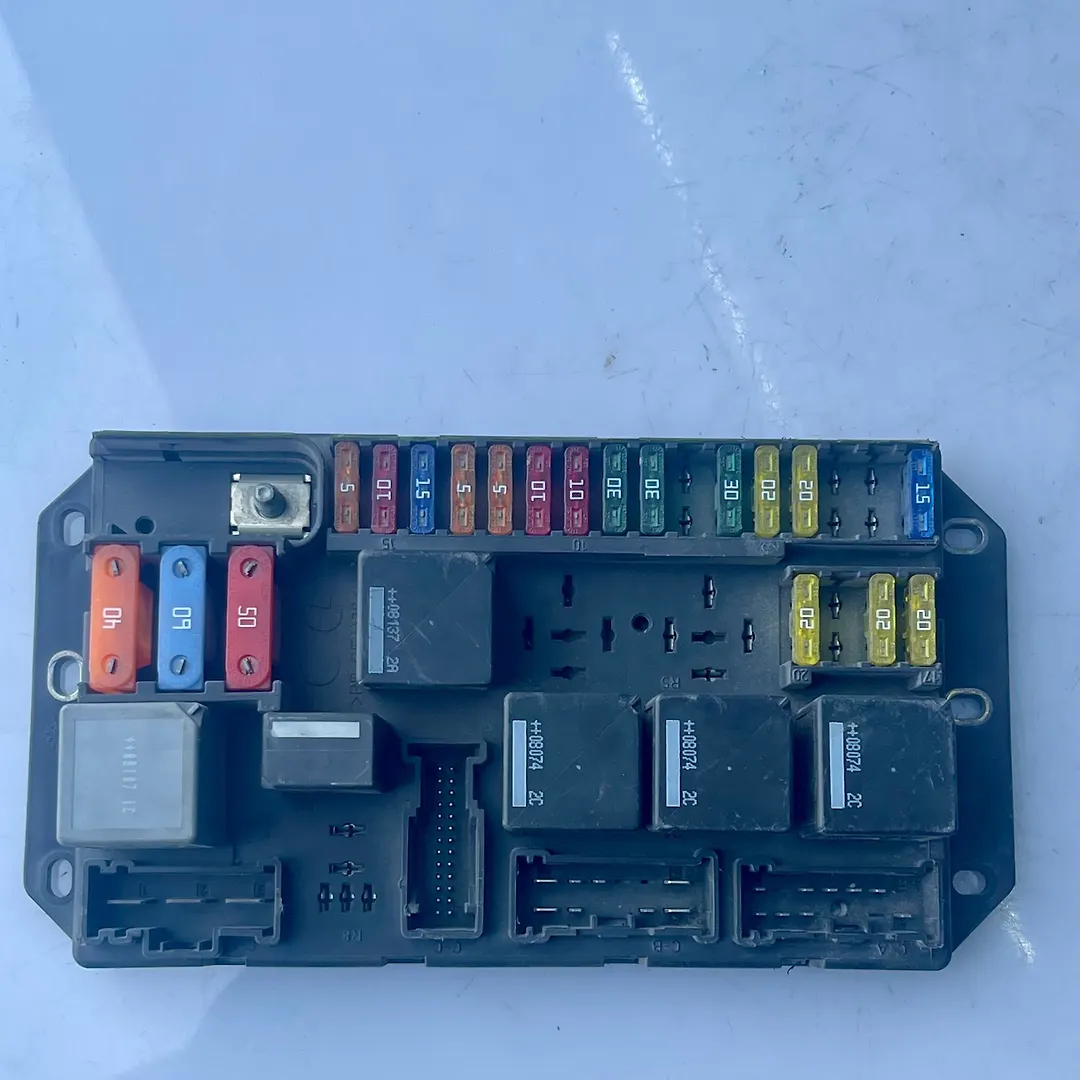 Rear boot fuse Box  - 2006 Land Rover RANGE ROVER VOGUE