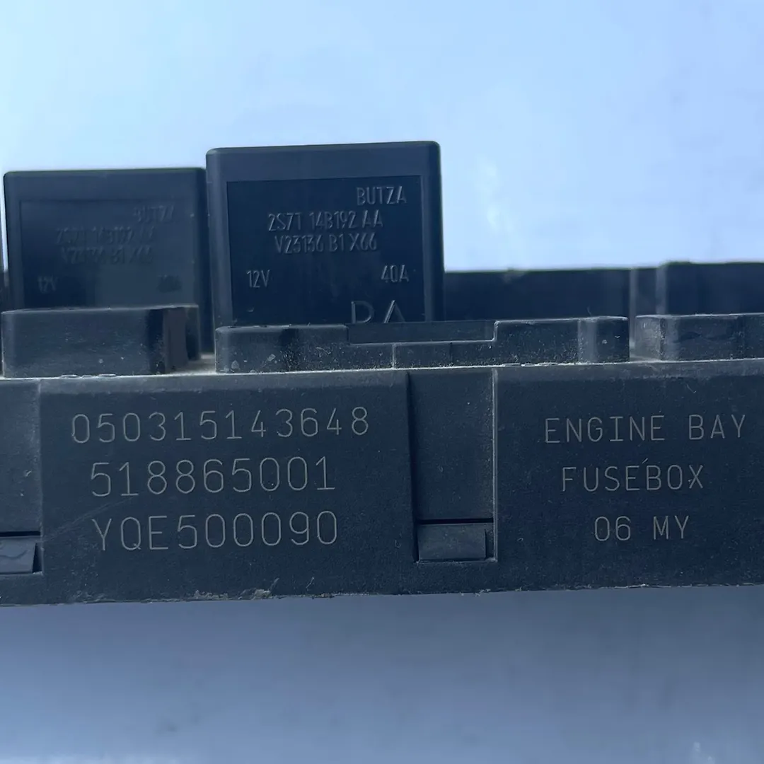 Engine compartment fuse box - 2008 Land Rover RANGE ROVER VOGUE