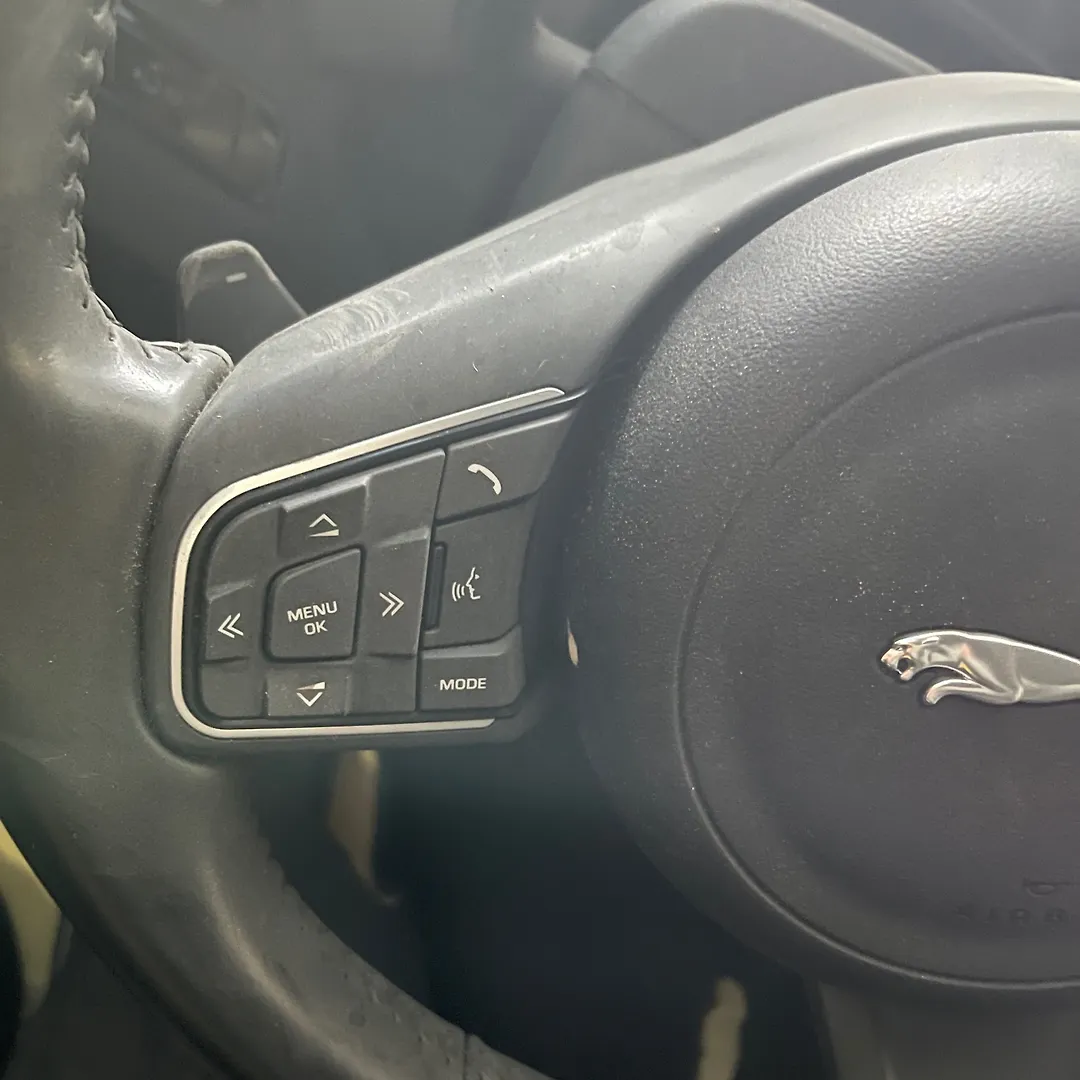 Steering wheel - 2018 Jaguar XE