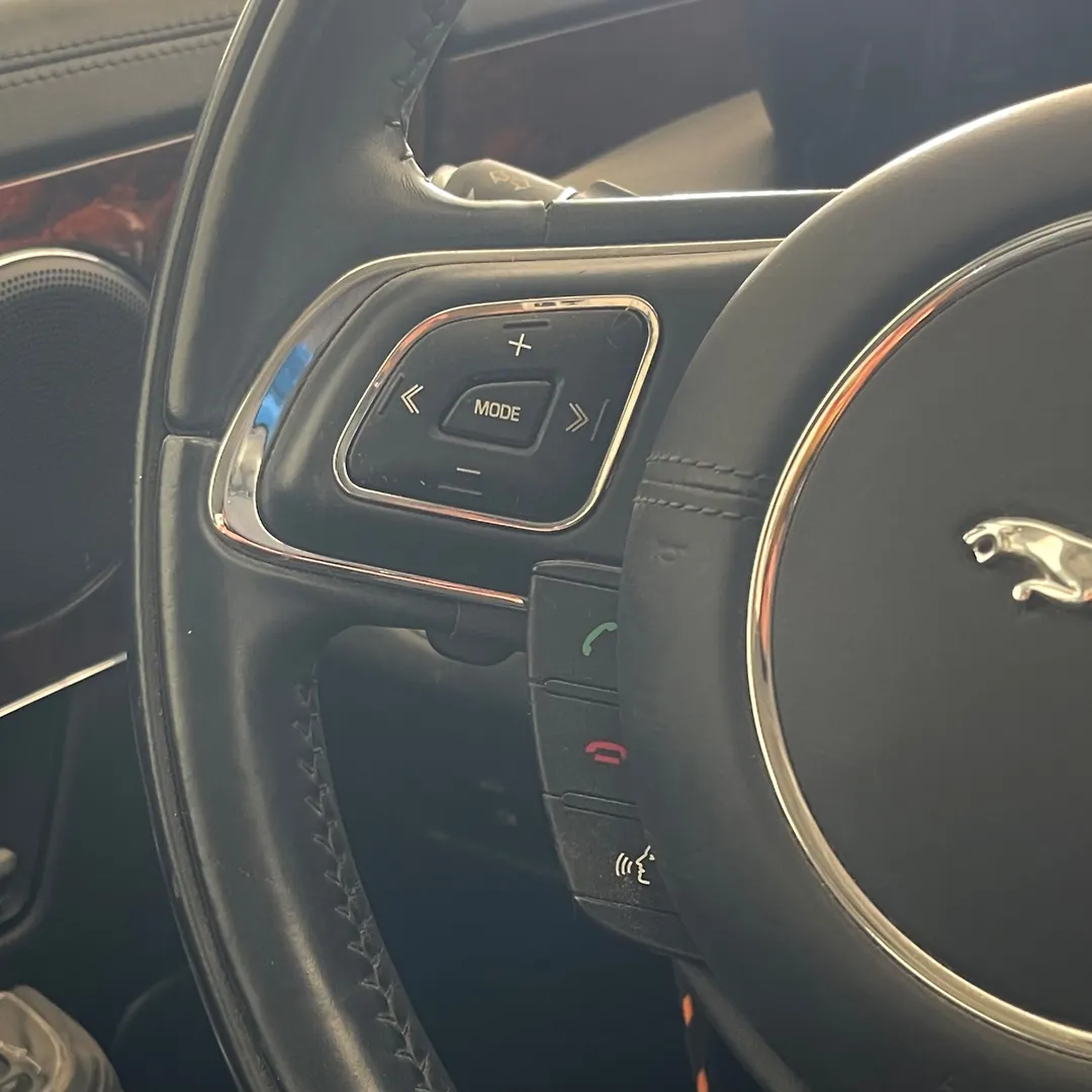 Steering wheel - 2012 Jaguar XJ
