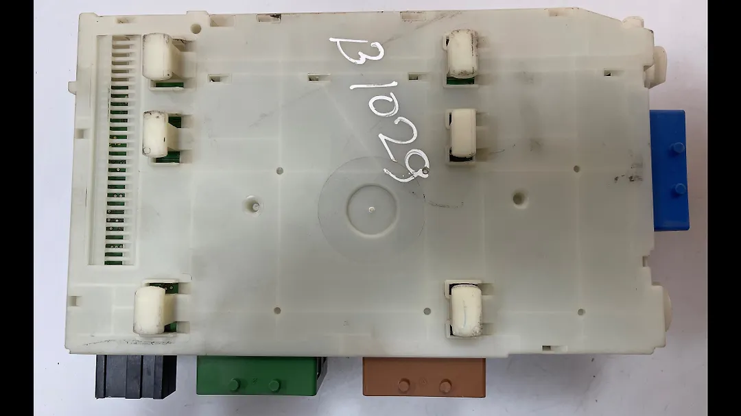 Fuse box - 2011 Land Rover LR2