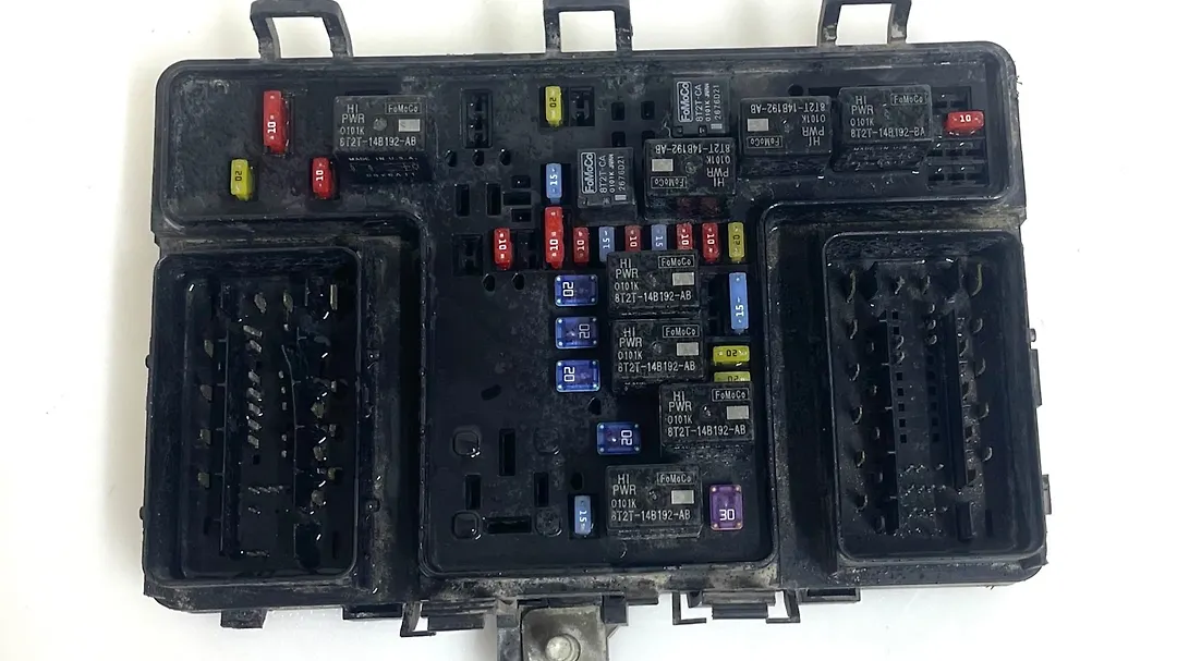 Fuse box - 2017 Ford Edge SE