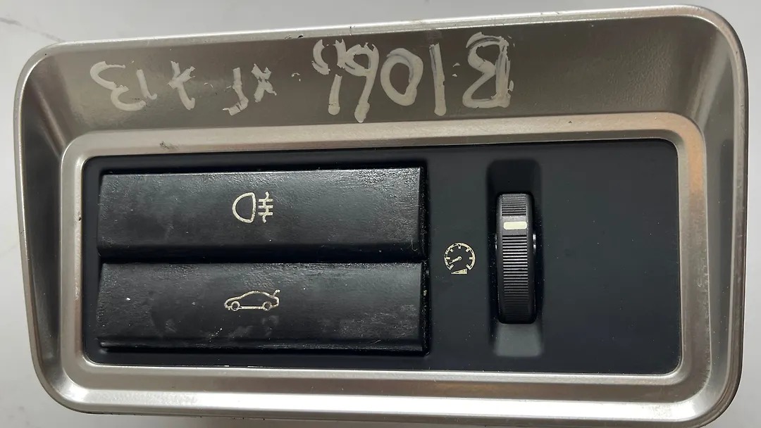 Tailgate Fog light  Open Switch - 2011 Jaguar XJ