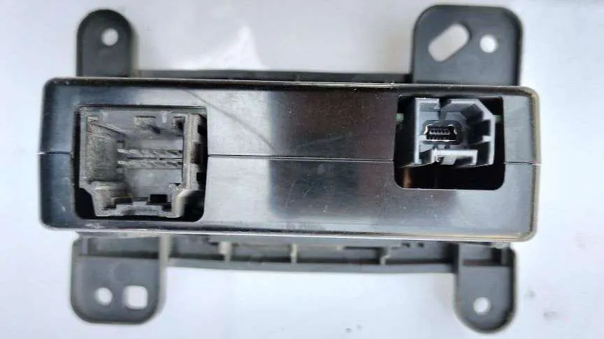  USB Port - 2012 Ford Edge