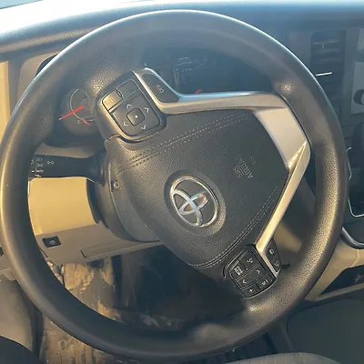 Steering wheel - 2017 Toyota Sienna LE