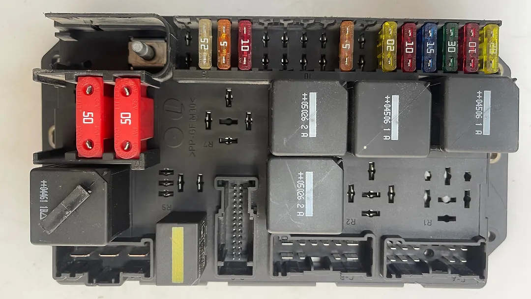Fuse box - 2005 Land Rover VOGUE