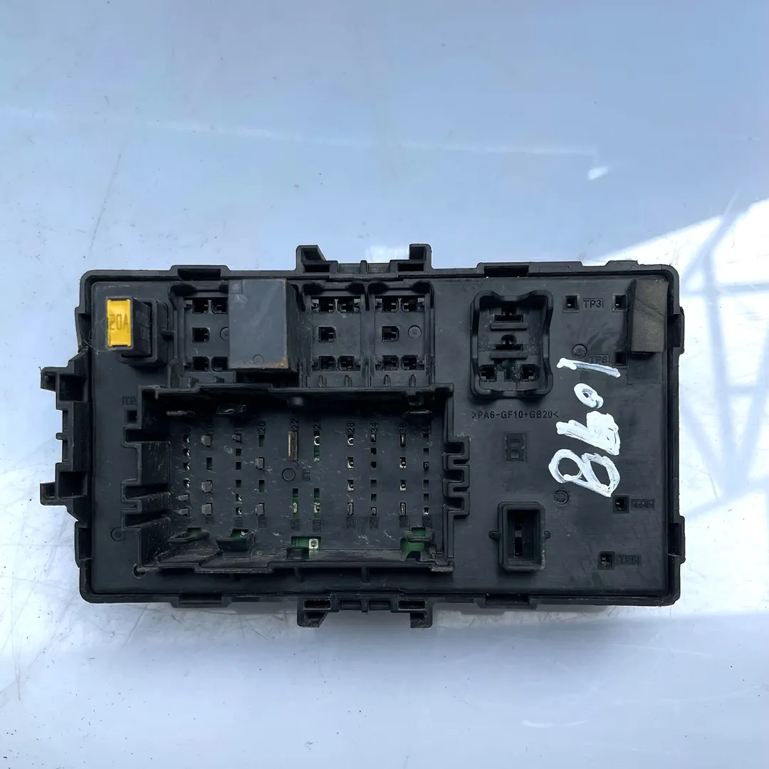 Fuse box cabin - 2017 Chevrolet Tahoe