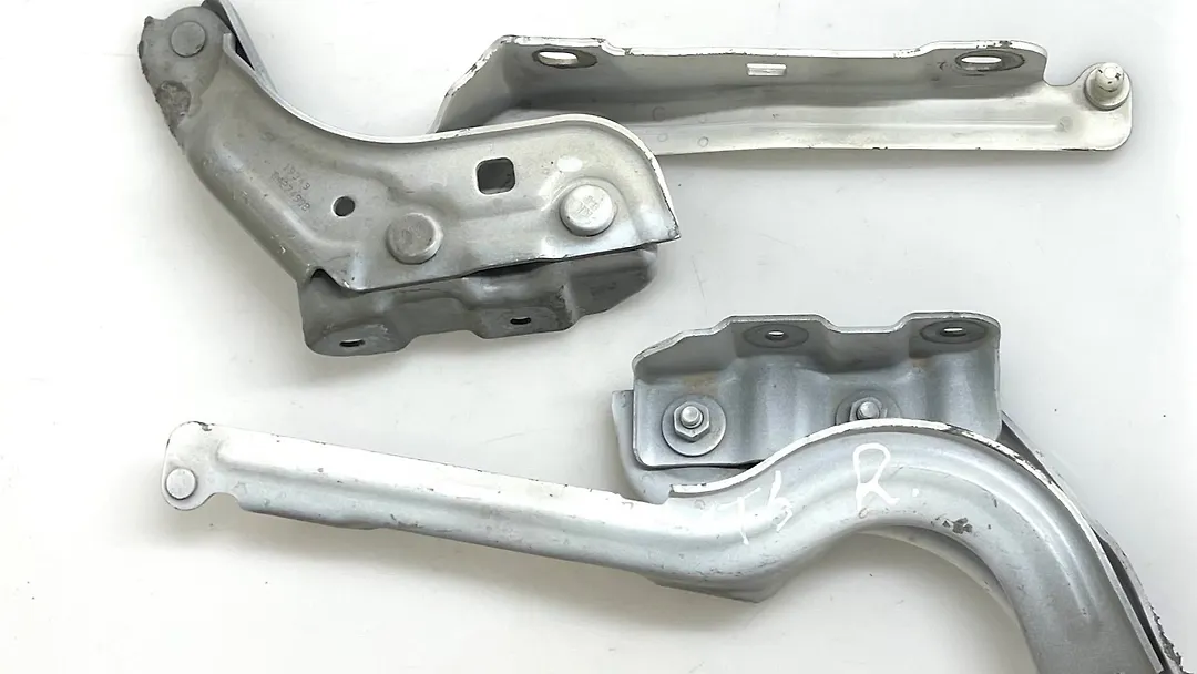 Hood hinge - 2020 Cadillac XT6 Platinum Luxury/Premium Luxury FWD