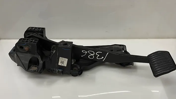 Pedal brake/clutch - 2020 Lincoln Nautilus