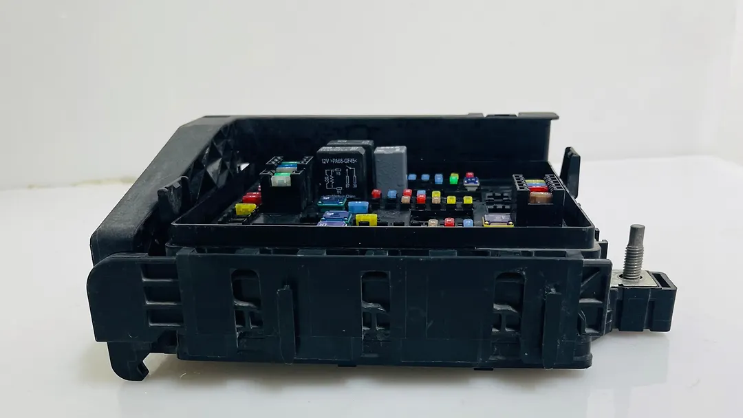 Fuse box - 2019 Cadillac XT4 Premium Luxury FWD