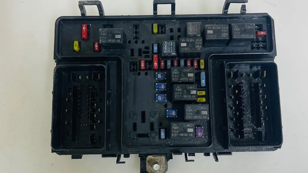 Fuse box - 2016 Ford Edge SEL