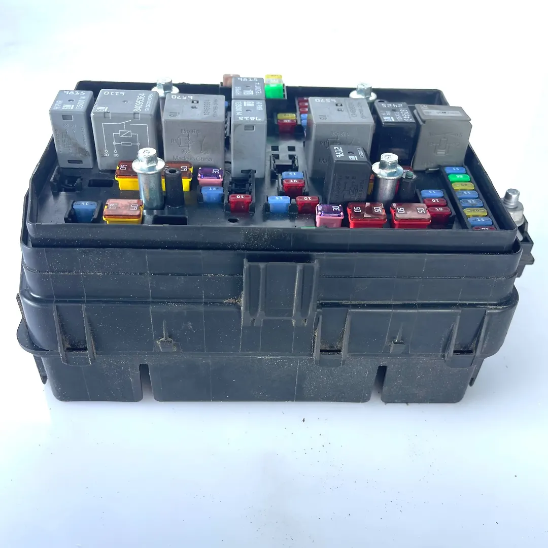 Fuse box - 2022 GMC Sierra Limited 1500