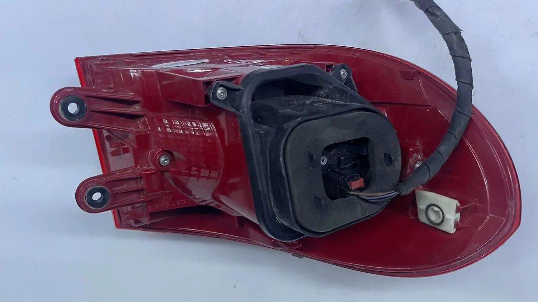 Tail Light (RH) - 2016 Volkswagen Tiguan
