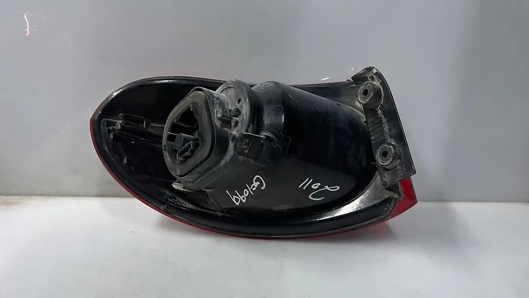 Tail Light (RH) - 2011 Volkswagen Tiguan
