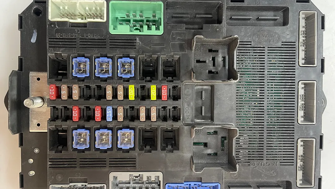 Fuse box - 2013 Jaguar XF
