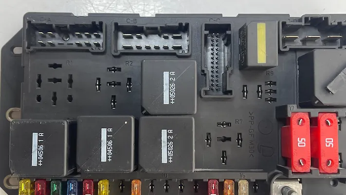 Fuse box - 2005 Land Rover VOGUE