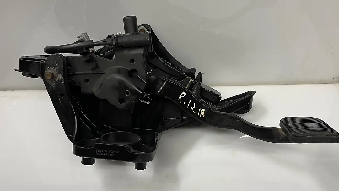 Pedal brake/clutch - 2016 Ford Explorer