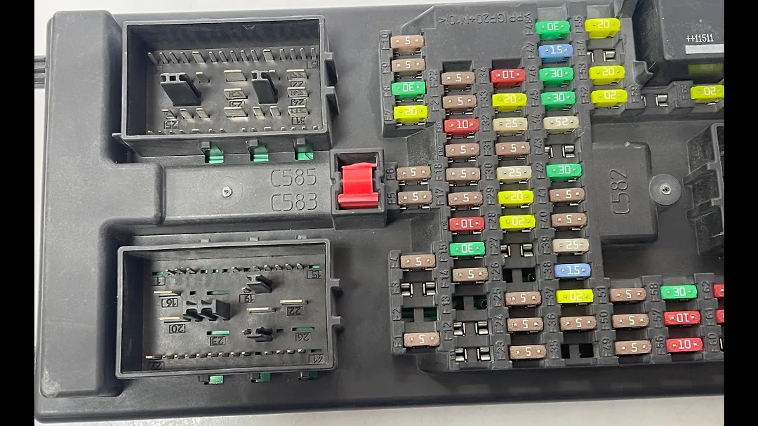 Fuse box - 2016 Land Rover DISCOVERY SPORT