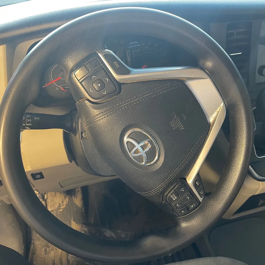 Steering wheel - 2017 Toyota Sienna LE