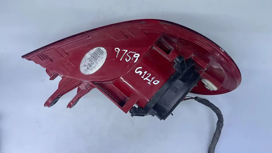 Tail Light (RH) - 2016 Volkswagen Tiguan