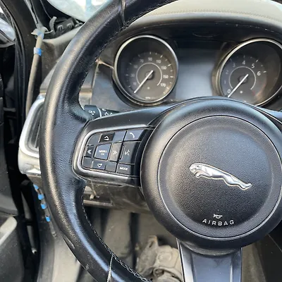 Steering wheel - 2018 Jaguar E-Pace