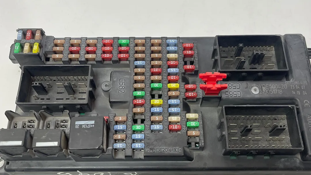 Fuse box - 2008 Land Rover LR3