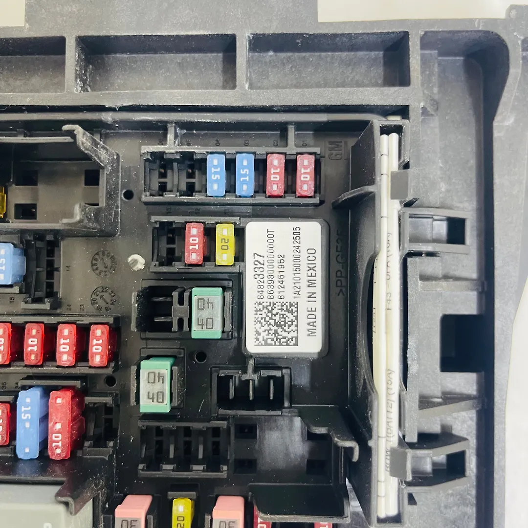 Fuse box - 2021 GMC Yukon SLT
