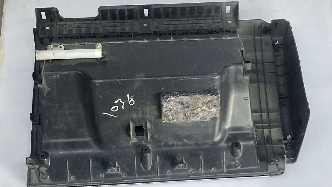 Glove box - 2014 Infiniti QX56
