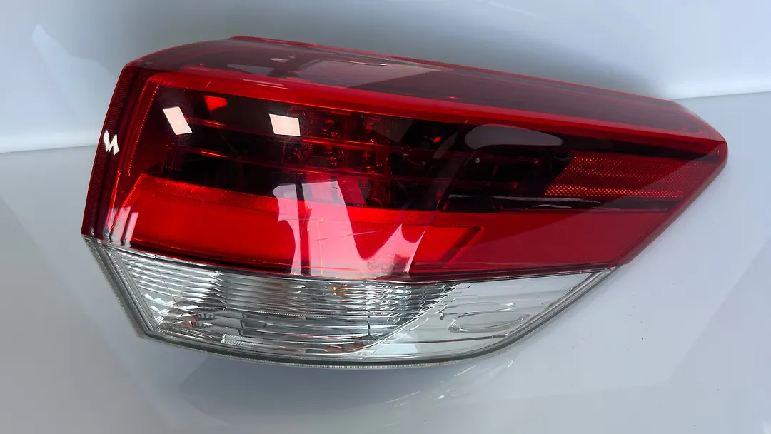 Tail Light (RH) - 2018 Toyota Highlander SE
