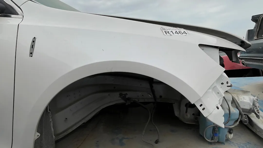 Fender (RHF) - 2015 Lincoln MKS 