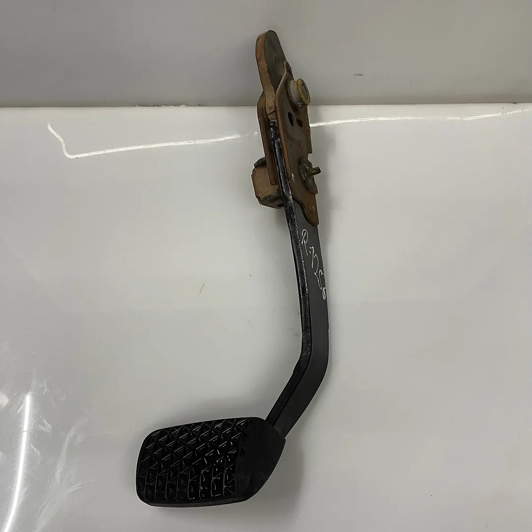 Pedal brake/clutch - 2010 Chevrolet Cruze LS