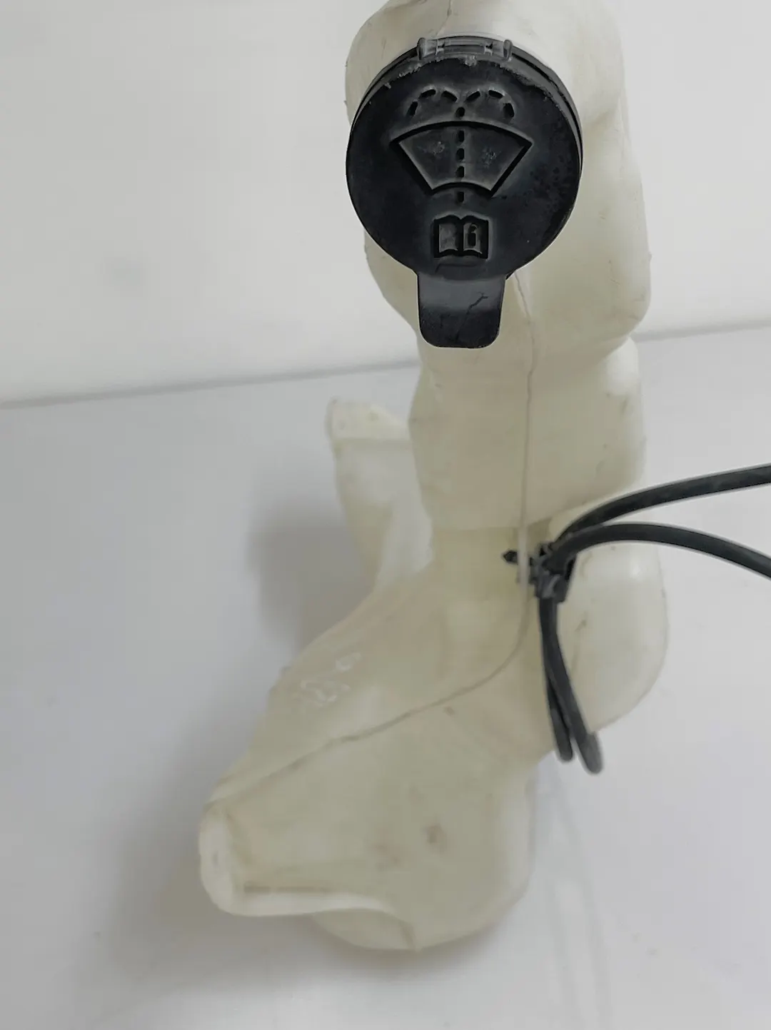 Windshield washer tank - 2018 Cadillac CTS Luxury (AWD)