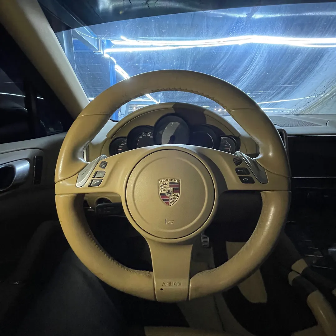 Steering wheel - 2011 Porsche Cayenne S