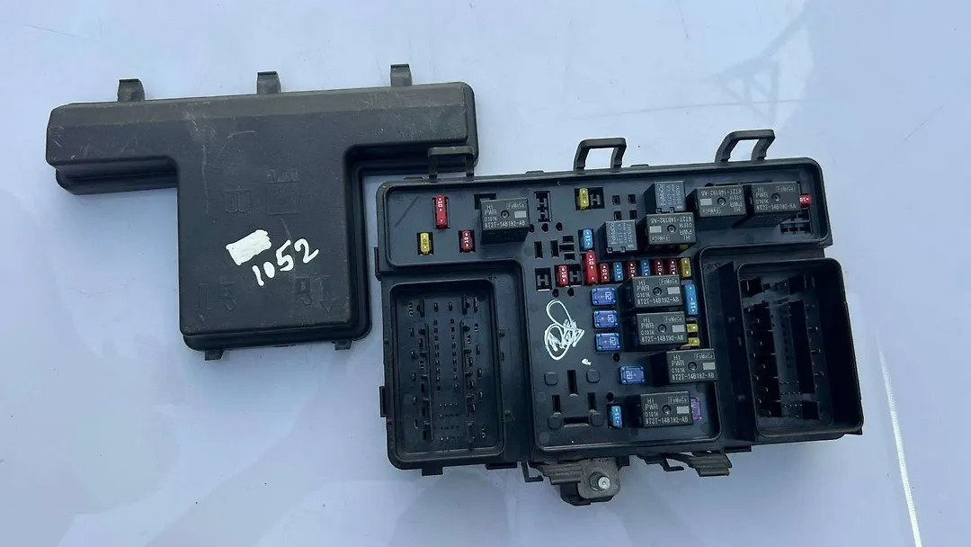 Fuse box - 2017 Lincoln MKX