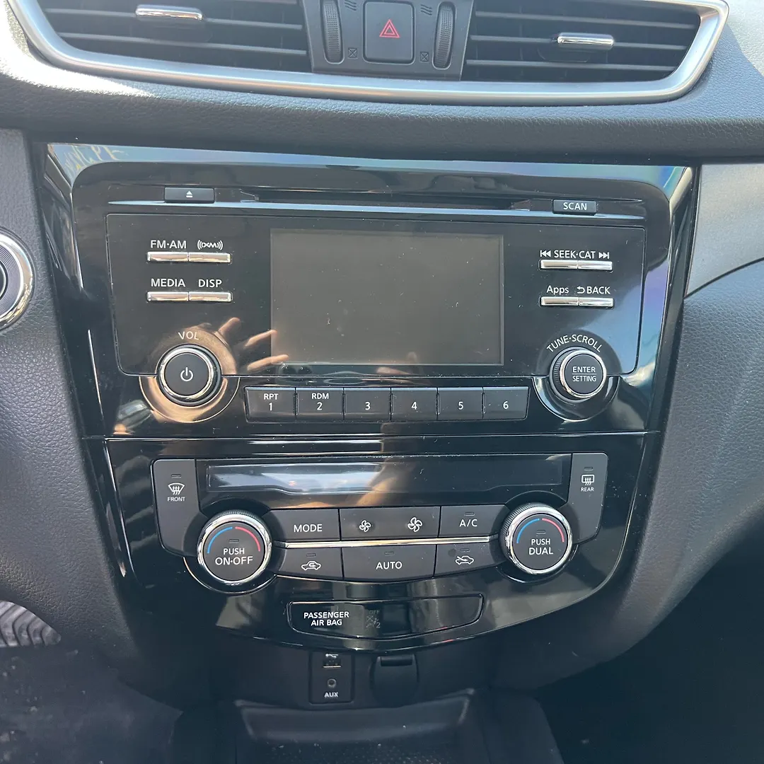 Info-gps-tv screen - 2015 Nissan Rogue