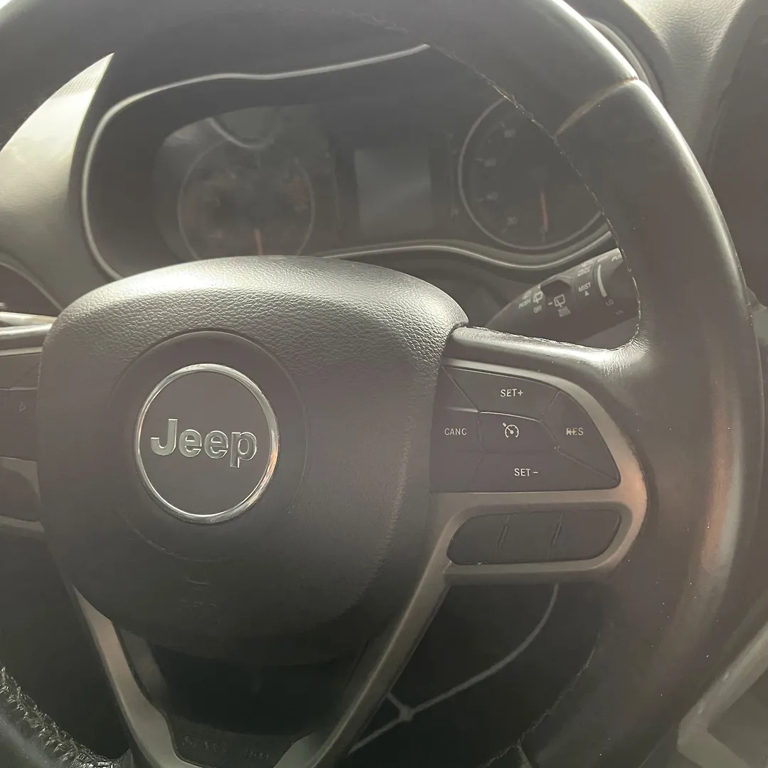 Steering wheel - 2019 Jeep Cherokee