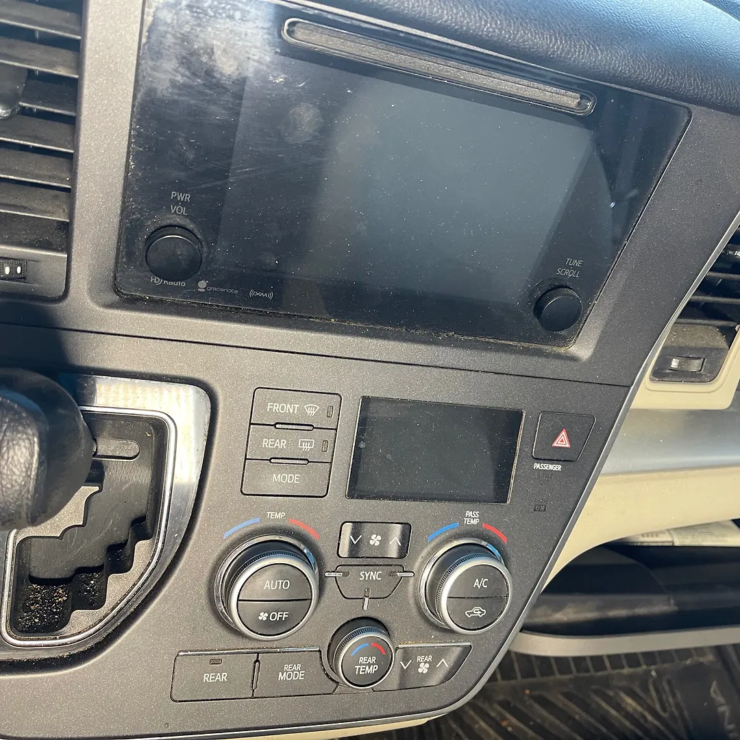 Info-gps-tv screen - 2017 Toyota Sienna LE