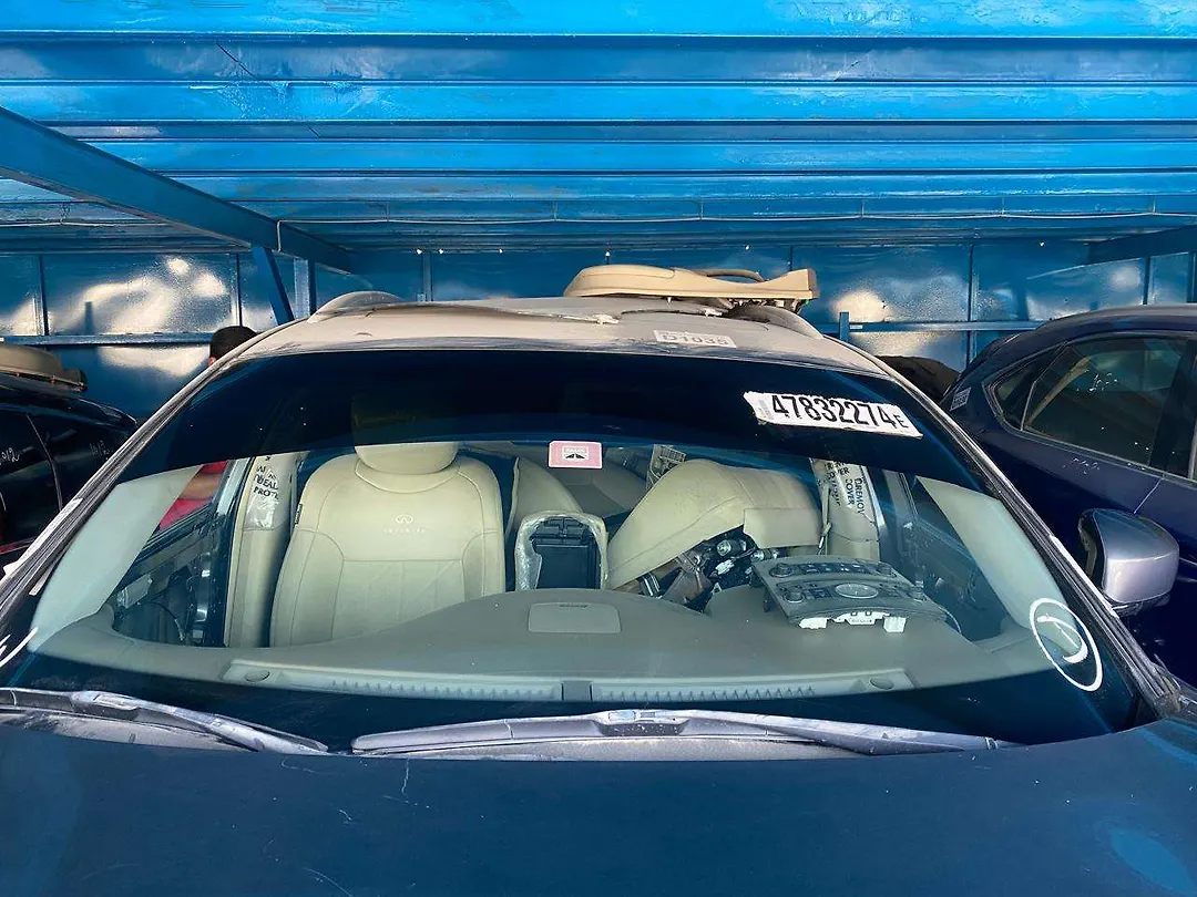 Windshield glass - 2014 Infiniti QX70 3.7i
