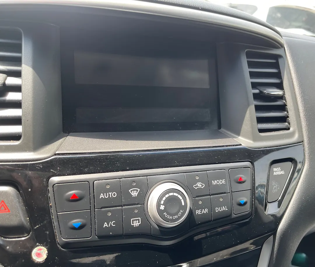 Info-gps-tv screen - 2014 Nissan Pathfinder SE 3.5i