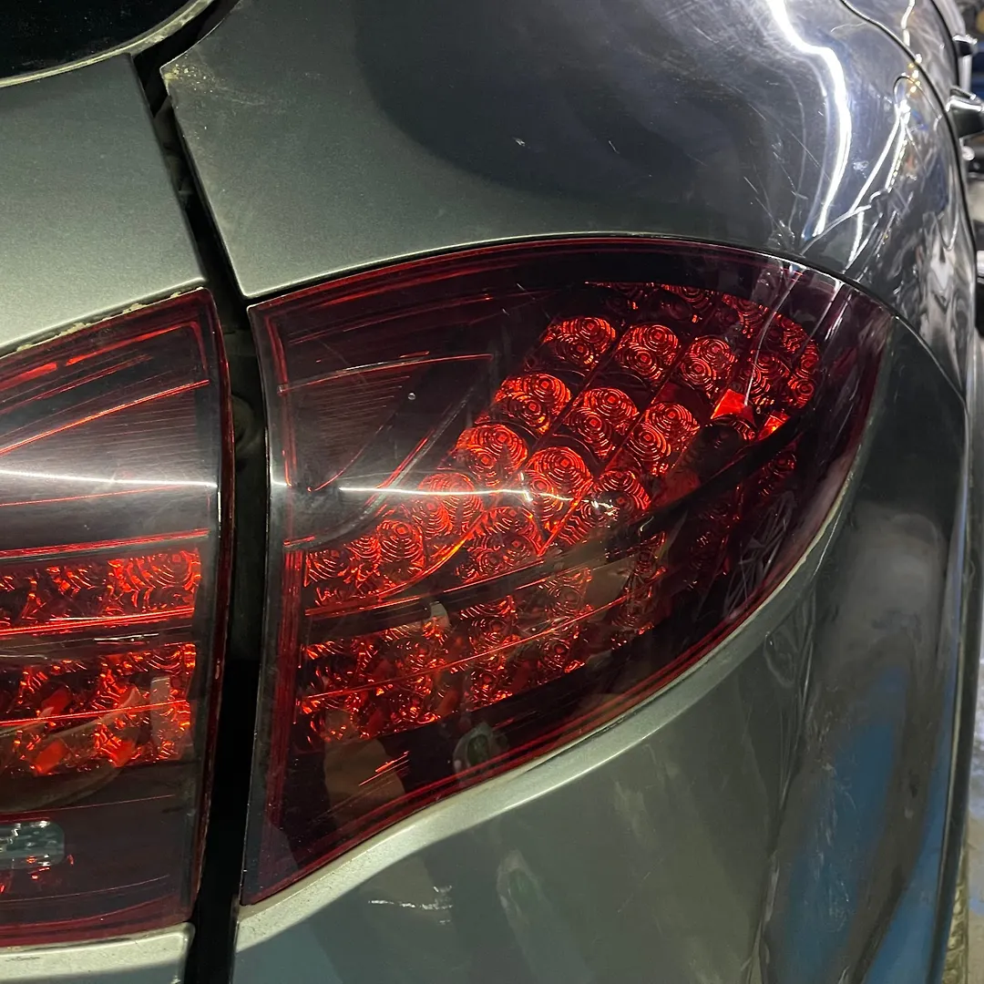 Tail Light (RH) - 2011 Porsche Cayenne S