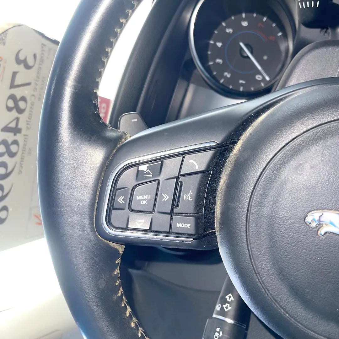 Steering wheel - 2017 Jaguar XE